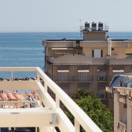 Hotel Leon D'Oro Cattolica Esterno foto
