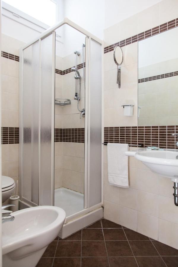 Hotel Leon D'Oro Cattolica Esterno foto