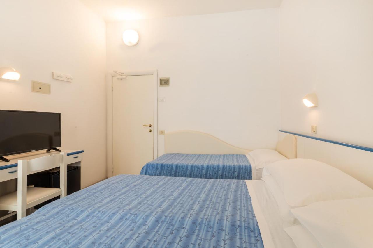Hotel Leon D'Oro Cattolica Esterno foto