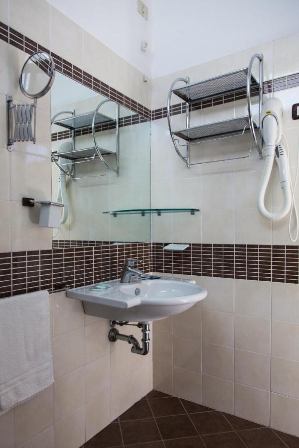 Hotel Leon D'Oro Cattolica Esterno foto