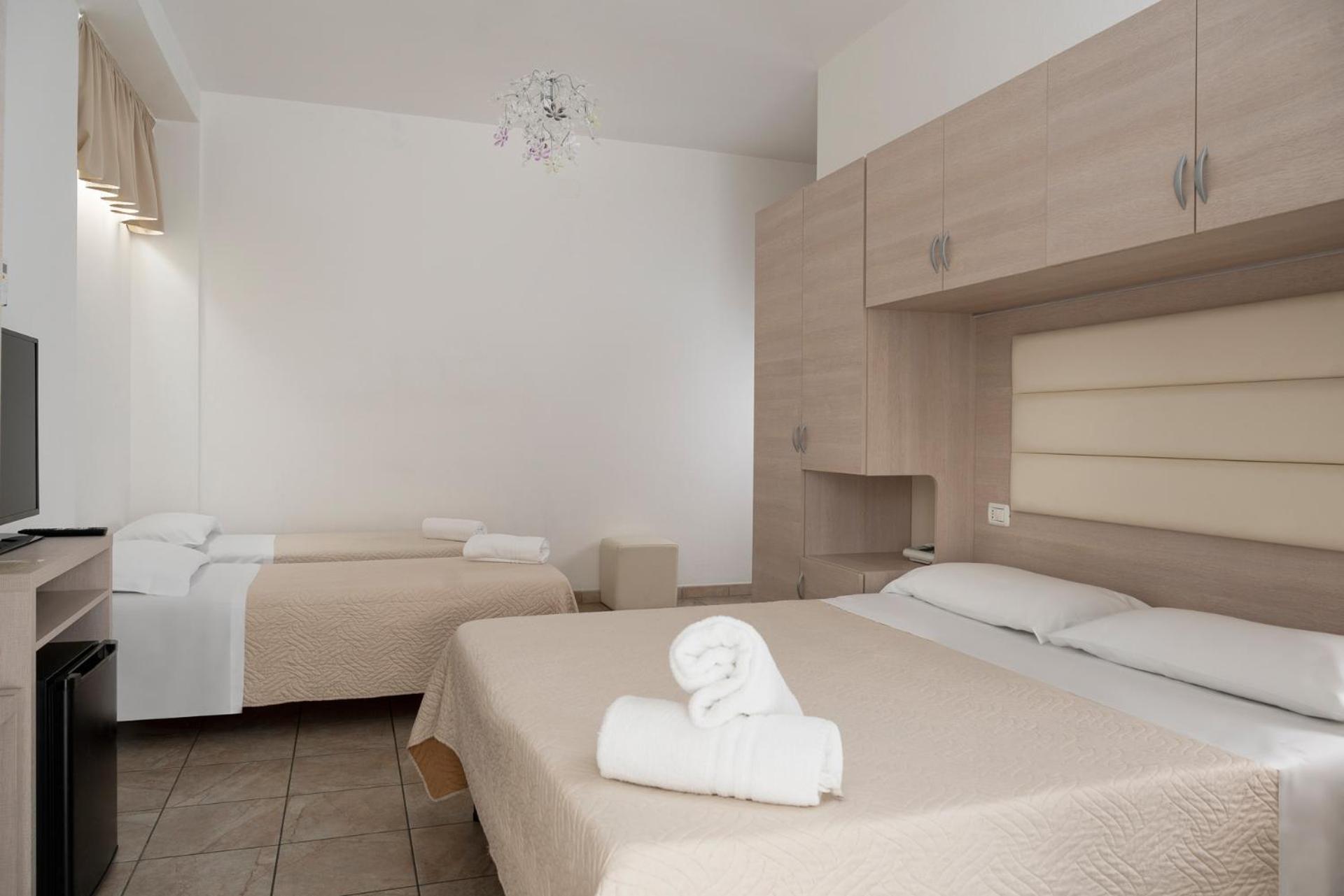 Hotel Leon D'Oro Cattolica Esterno foto