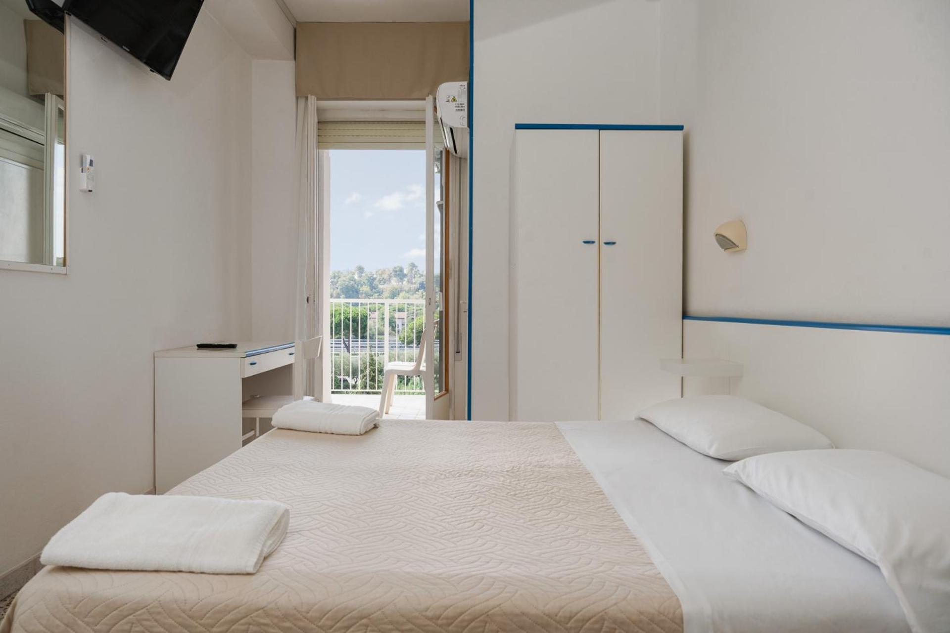 Hotel Leon D'Oro Cattolica Esterno foto