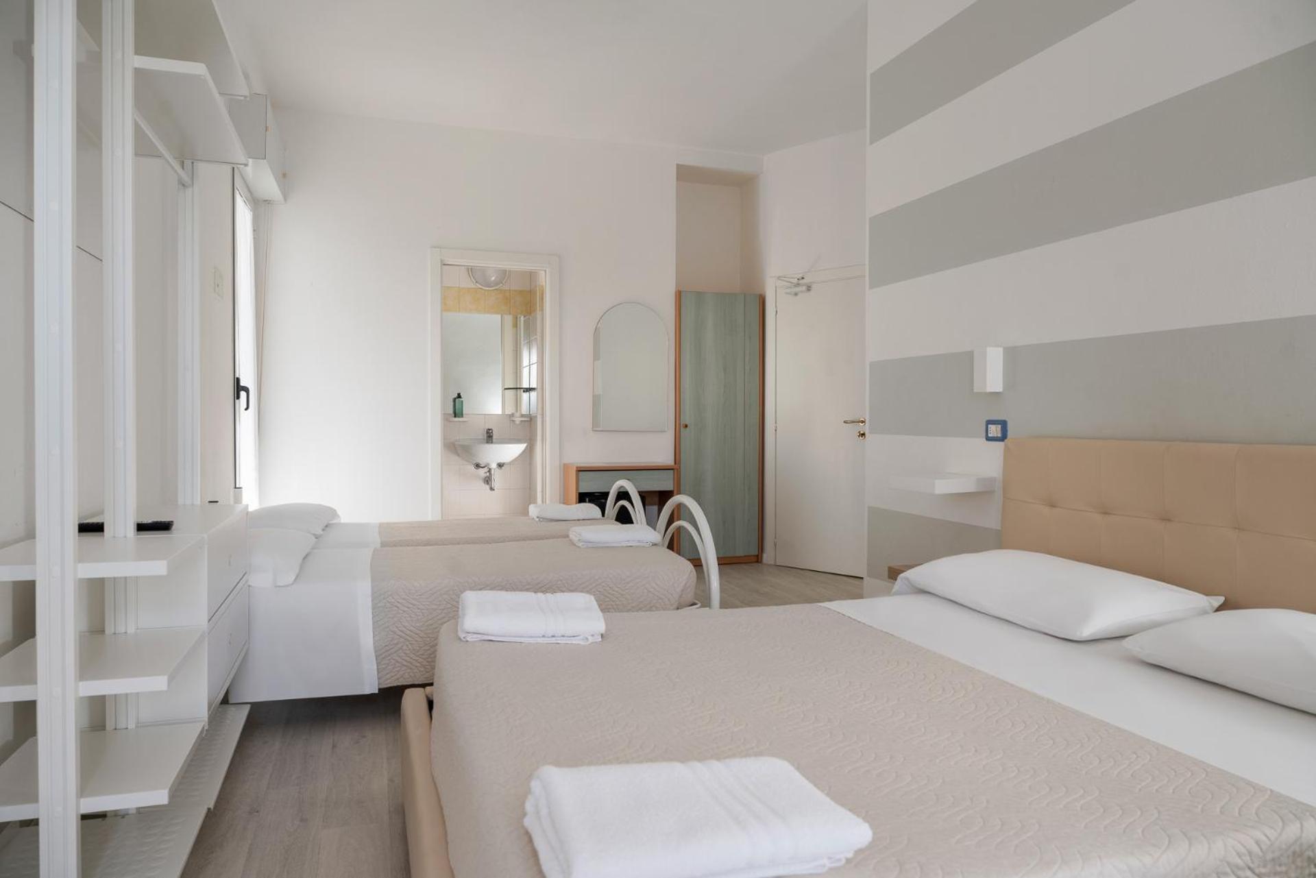 Hotel Leon D'Oro Cattolica Esterno foto