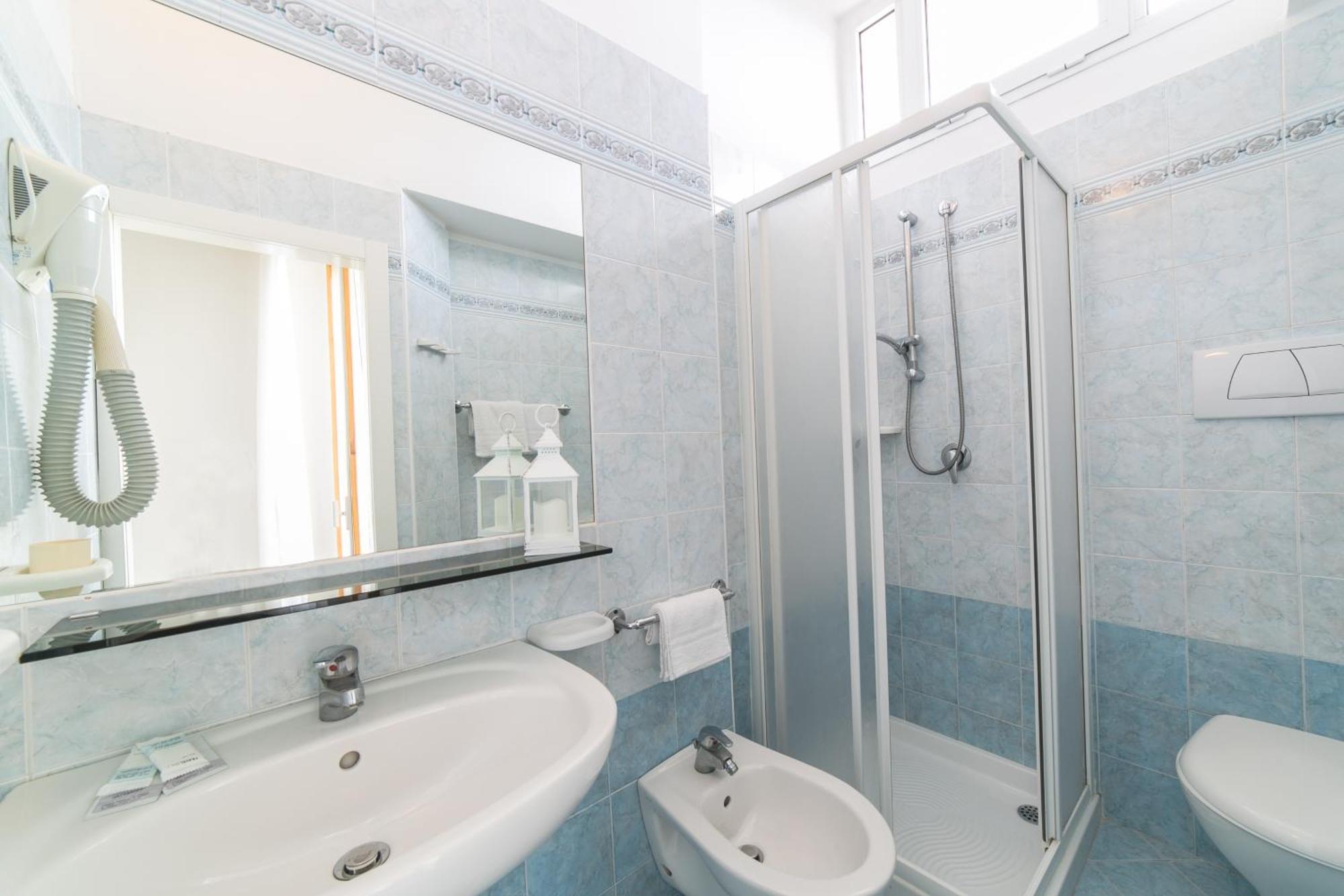 Hotel Leon D'Oro Cattolica Esterno foto
