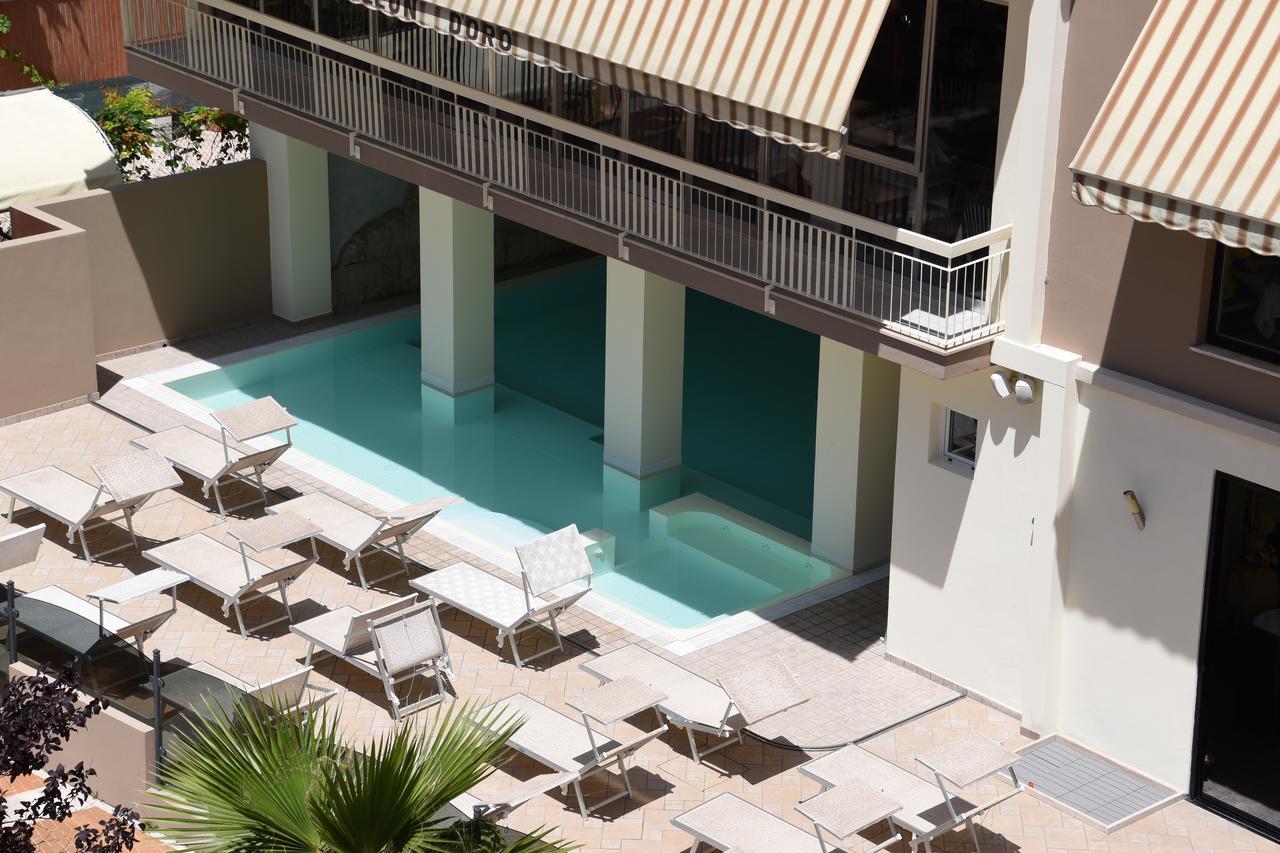 Hotel Leon D'Oro Cattolica Esterno foto