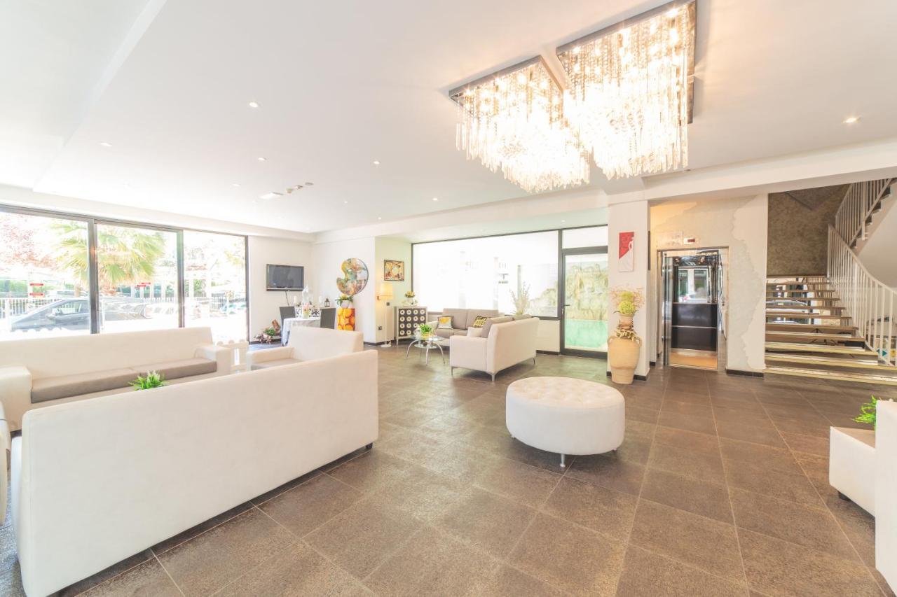 Hotel Leon D'Oro Cattolica Esterno foto